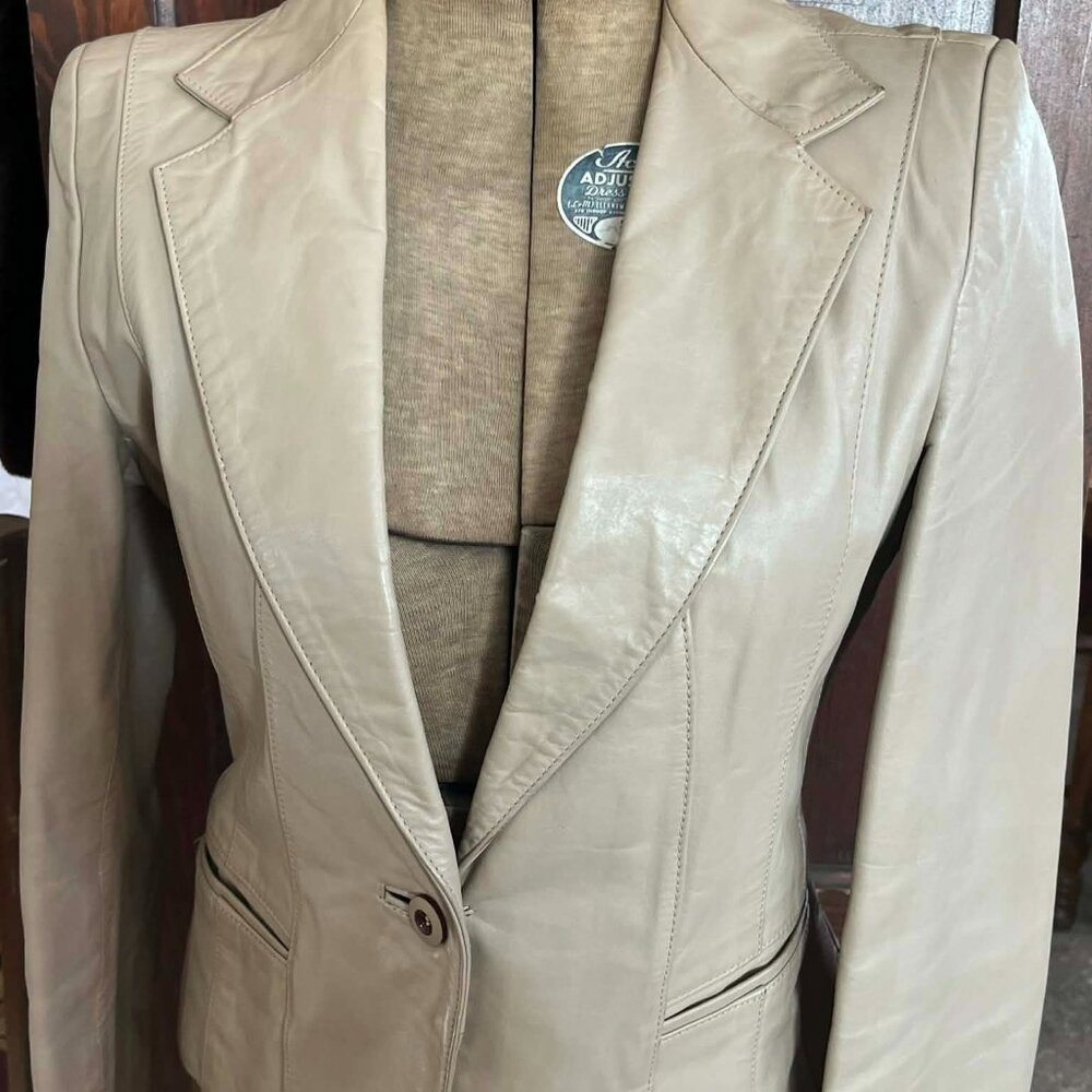 USED CASABLANCA WOMAN'S LEATHER WAIST LENGTH JACKET